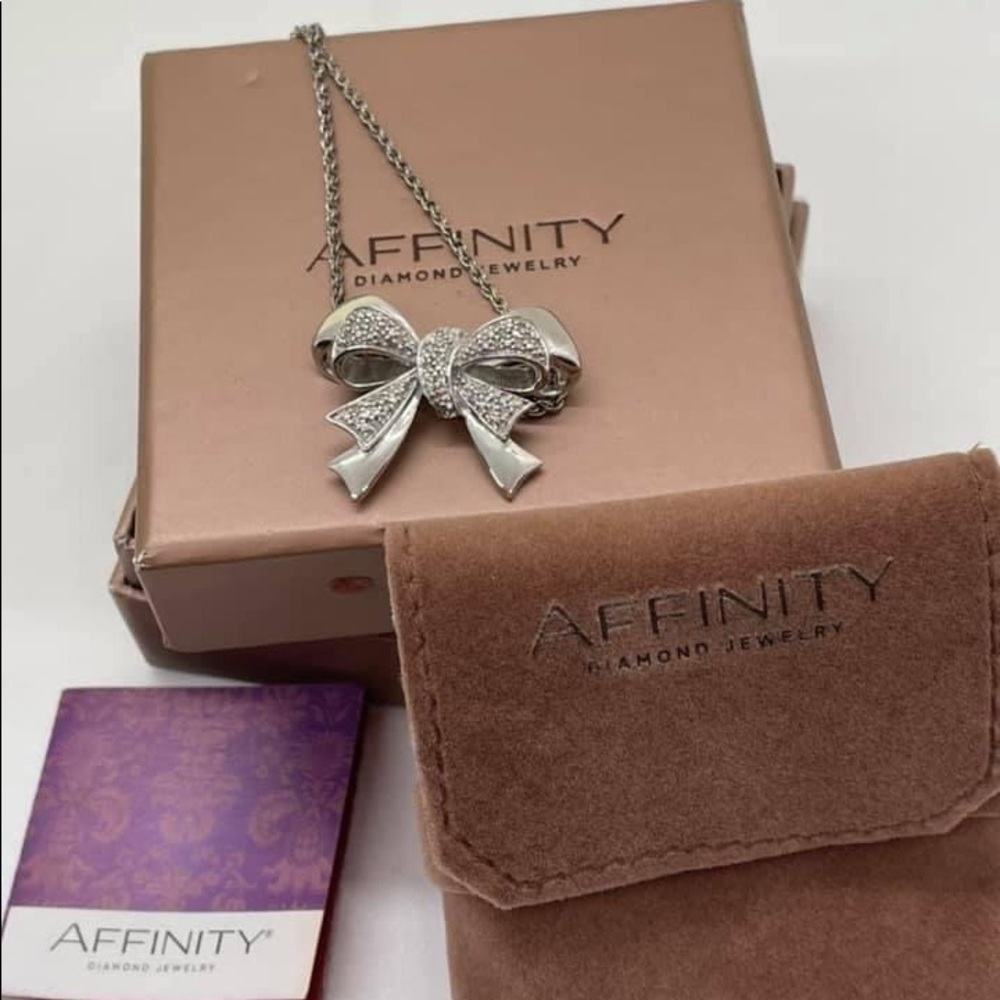 Affinity diamond & sterling bow w. sterling chain w. pouch/original box